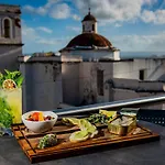 Decanter Hotel